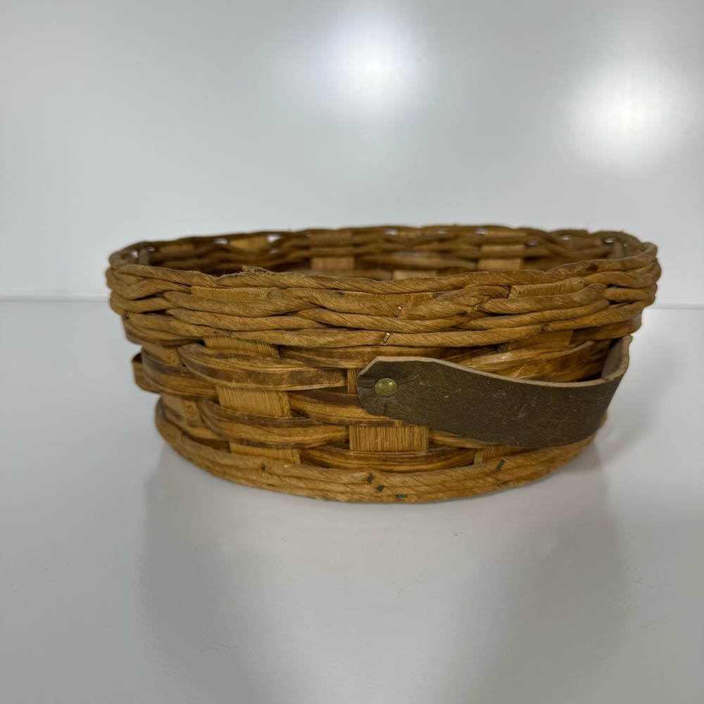Pyrex Woven Brown Basket with Leather Accent vintage pie dish holder